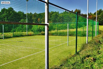 Montaż ogrodzenia boiska sportowego, wymiana siatek na ogrodzeniu boiska piłkarskiego
